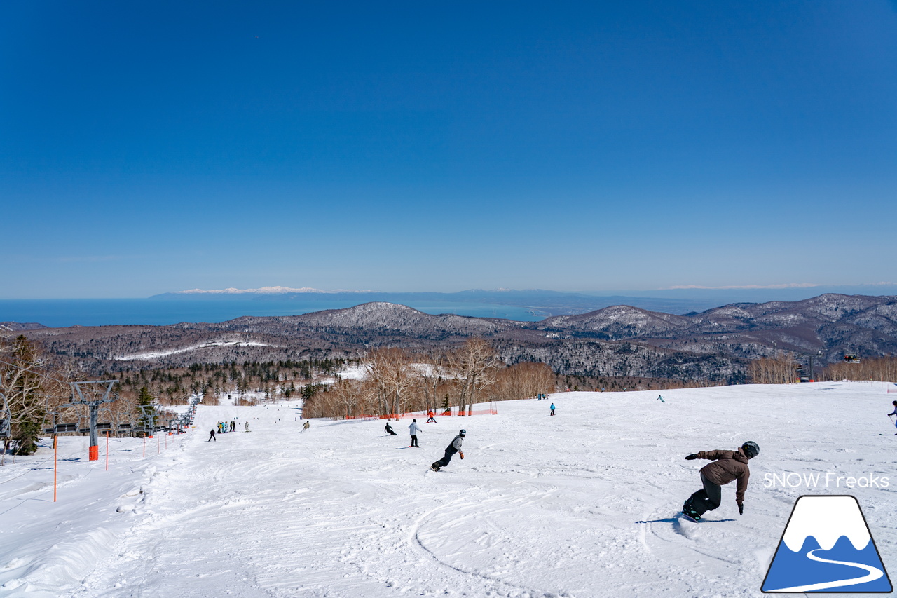 札幌国際スキー場｜ゴールデンウイーク初日も全コース滑走可能OK！！真っ白な雪と澄んだ青空 ＝ 絶好の春スキー＆スノーボード日和♪そして、日本海の彼方に、なんと利尻富士が見えた？！